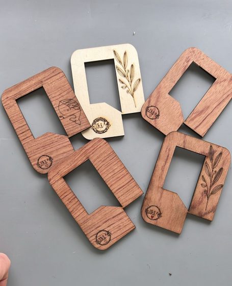 Werkzeuge Holzschablonen in verschiedenen Formen und Designs, einige mit eingegravierten Motiven.